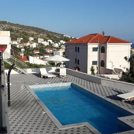 Eva Daire Trogir